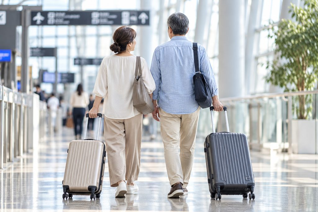 旅行に出かける50代夫婦の写真